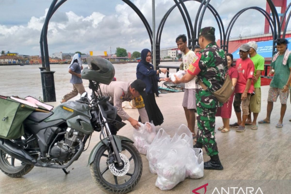 Prajurit Kodim Palembang aksi sosial  di kawasan Sungai Musi