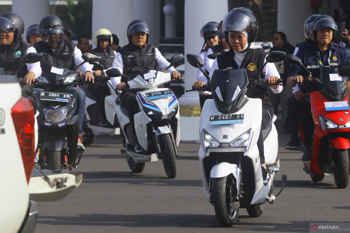 Pimpinan PLN bareng Gubernur Jatim konvoi motor listrik dan tanam mangrove