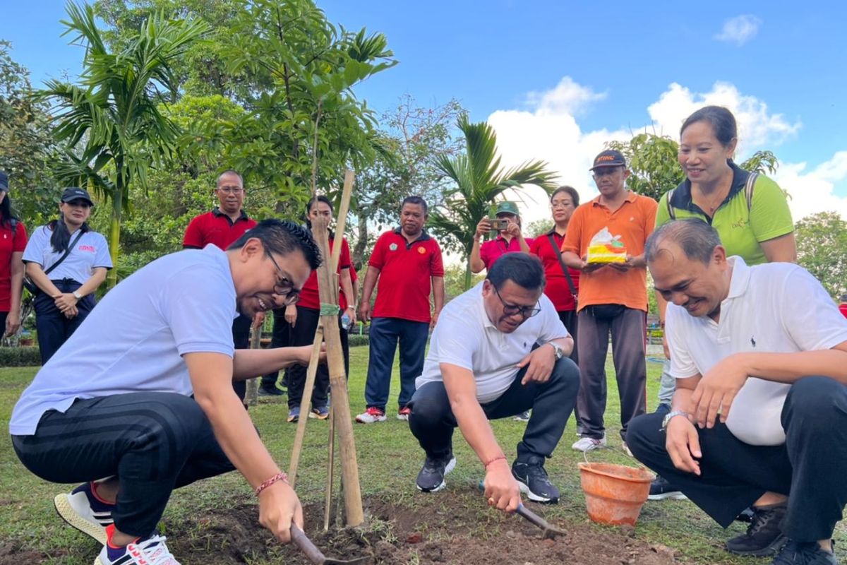 Pemkot Denpasar tanam pohon saat Hari Lingkungan Hidup Sedunia