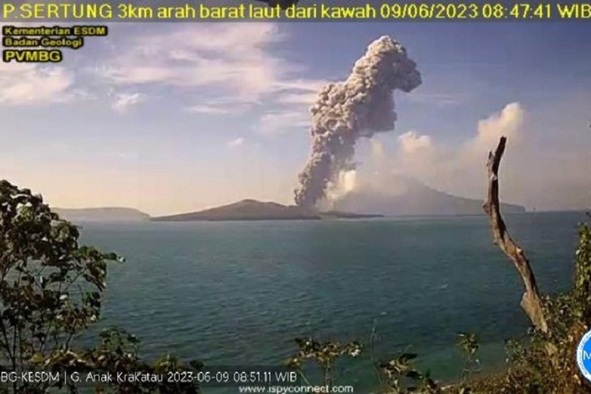 Gunung Anak Krakatau hari ini semburkan abu setinggi tiga kilometer