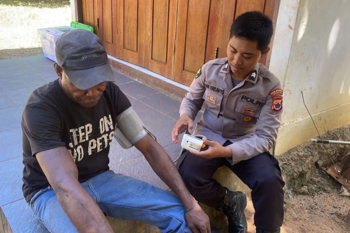 Polres Jayapura Kota mengobati warga penderita ISPA