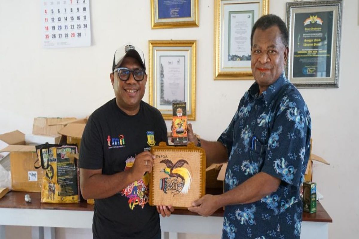 Dinas Kehutanan pasarkan 45 produk KUMKM Anjungan Papua di TMII
