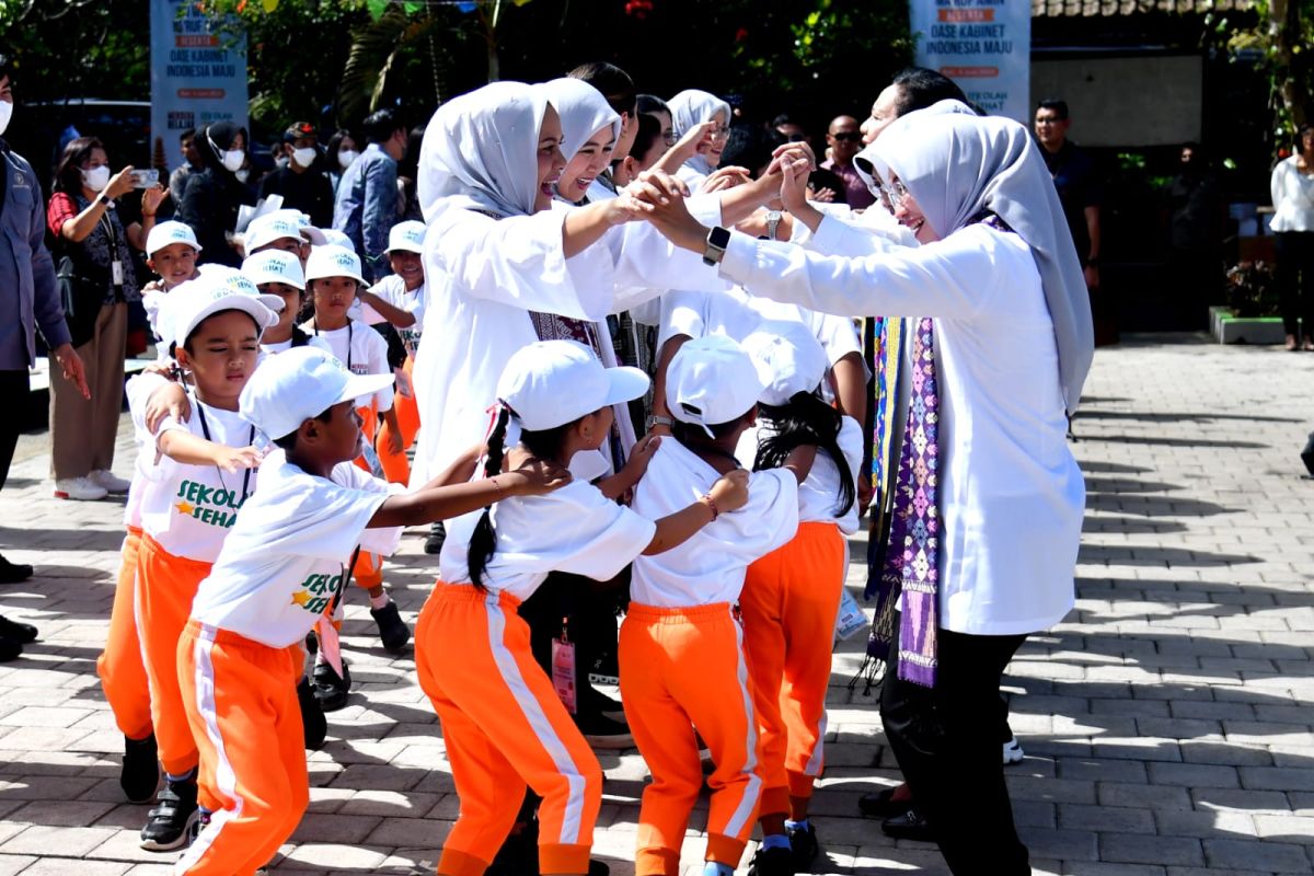 Ibu Negara beserta OASE KIM bermain dengan anak-anak sekolah di Bali