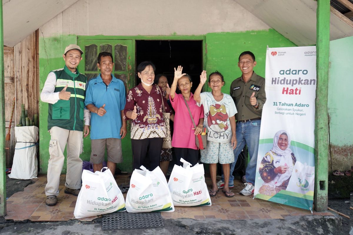 Adaro sharing basic food to pre-prosperous families in East Barito