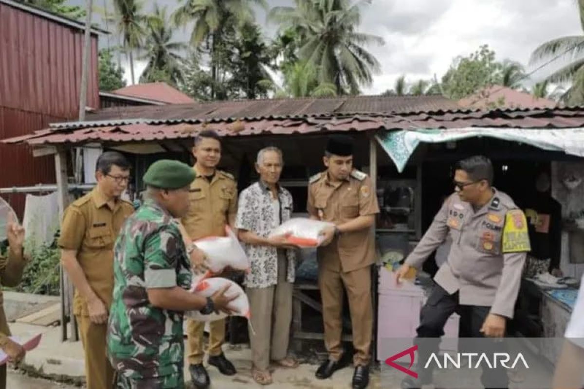 Dinsos Solok salurkan bantuan Kemensos RI untuk penderita luka baring