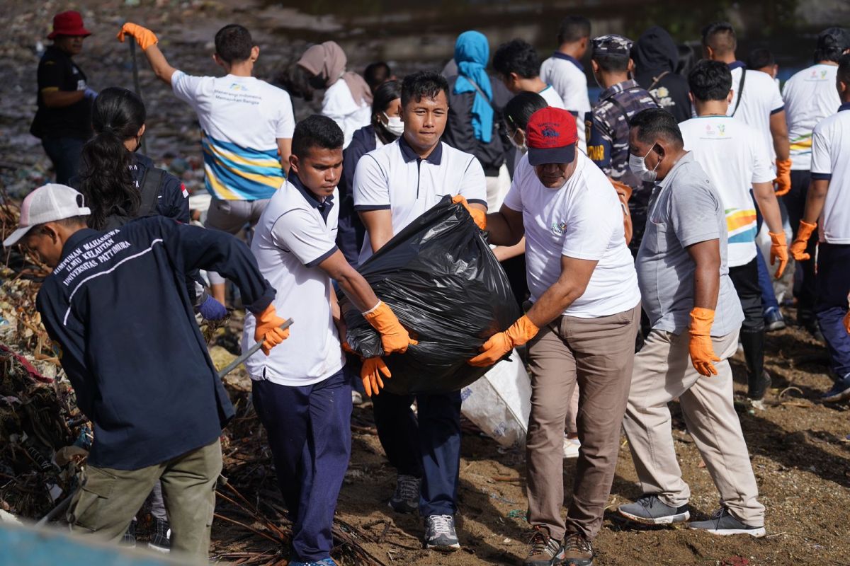 PLN  galakkan gerakan lawan sampah plastik di  Ambon