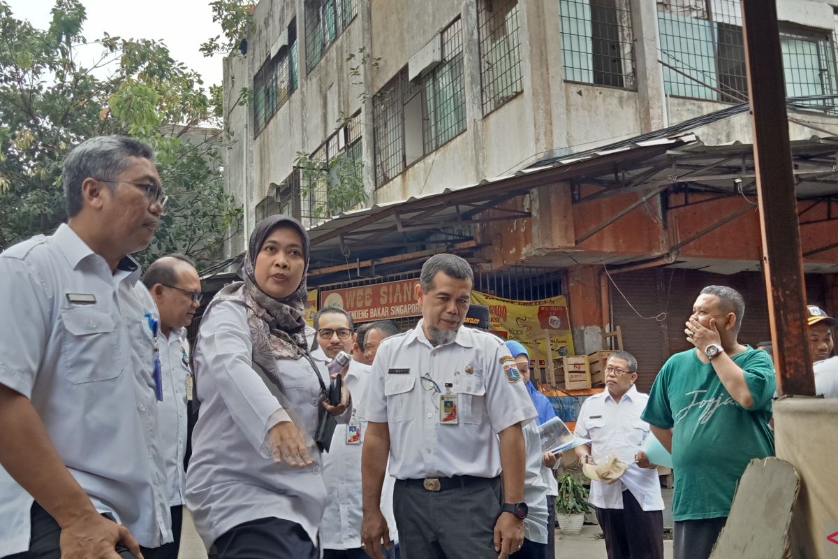 Lumpur 13 kali dan waduk serta saluran penghubung dikeruk di Jakarta