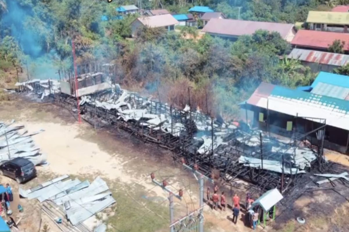 Diduga korsleting listrik, bangunan SMP di Desa Panuut habis terbakar