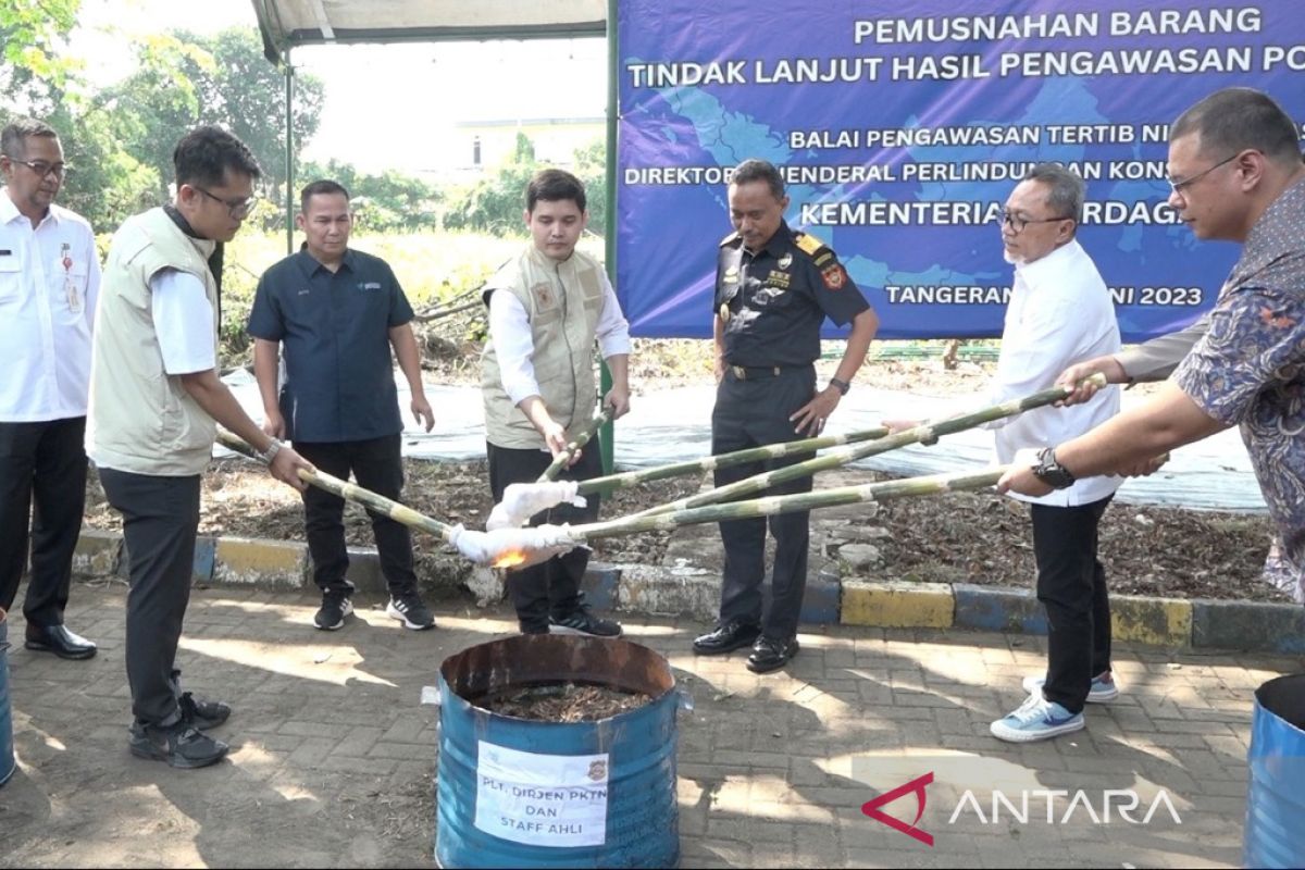 Trade Minister destroys illegal imported goods worth Rp13.31 bln