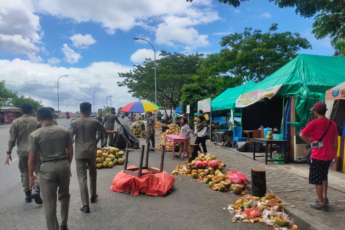 Satpol tertibkan PKL gunakan bahu jalan pada titik keramaian  di Ternate