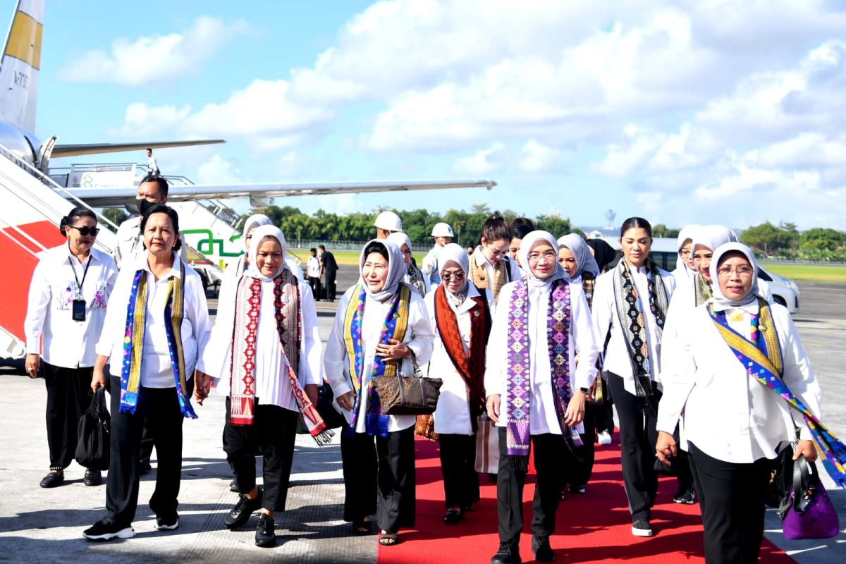 Ibu Negara dan OASE KIM tiba di Bandara Ngurah Rai hadiri Parade Perempuan Berkebaya Bali