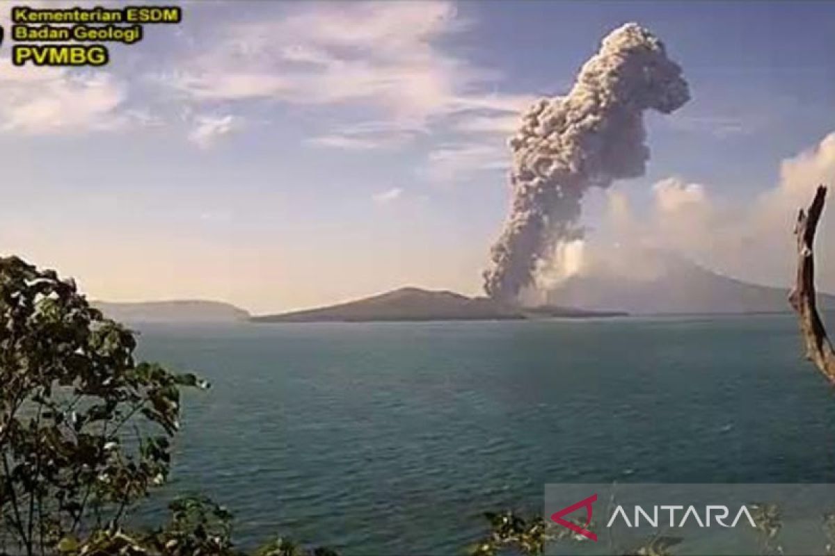 Gunung Anak Krakatau semburkan abu setinggi tiga kilometer