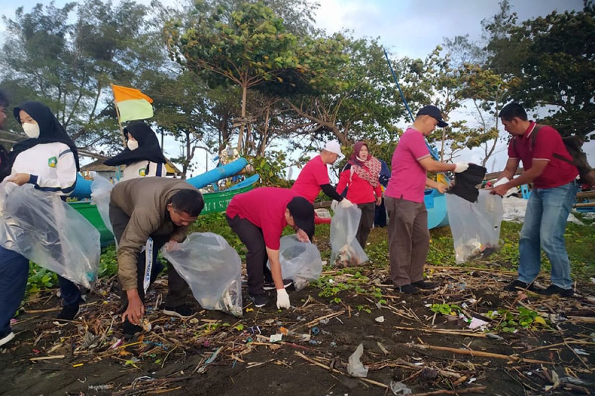 850 kg sampah dikumpulkan dalam Aksi Bersih-Bersih Pantai Teluk Penyu