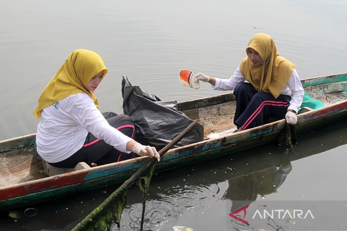 FOTO - Aksi Bersih Sampah PLN Peduli