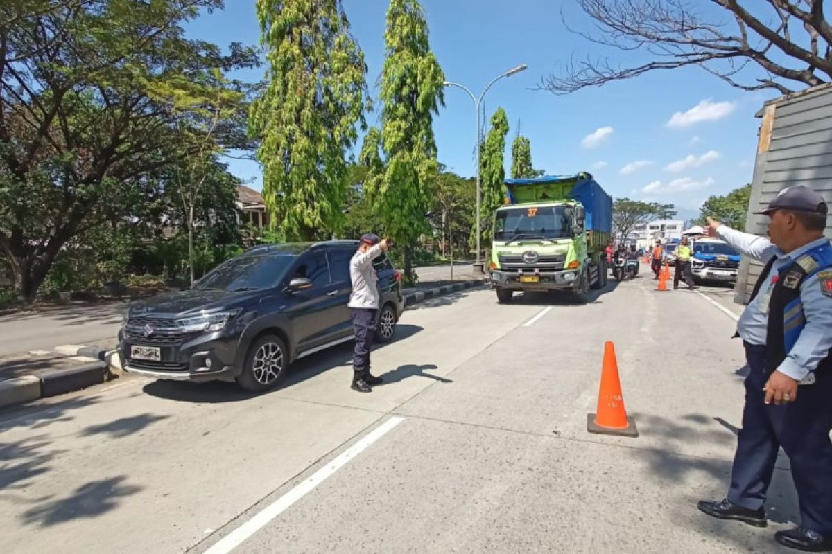 Puluhan truk terjaring razia di Semarang