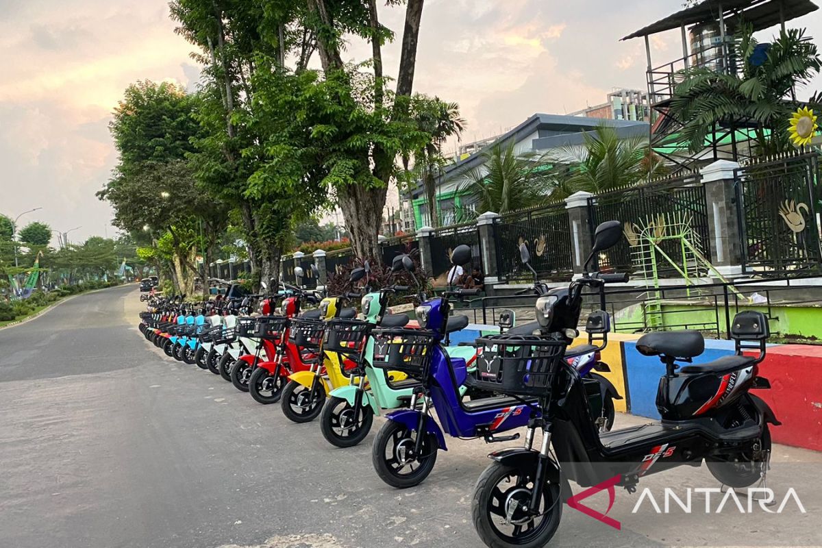 Sewa sepeda listrik di kawasan wisata Kota Jambi diminati warga