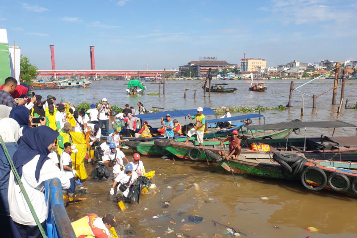 Pegawai Kilang Pertamina Plaju-warga Palembang bersihkan Sungai Musi