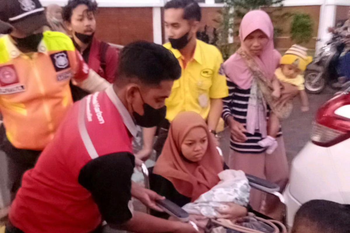 Petugas KA komuter bantu ibu yang melahirkan di kereta api