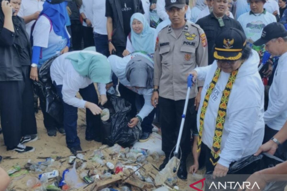 Menteri LHK ikut berpartisipasi pada bakti sosial bersih sampah di pantai Balikpapan pada Sabtu