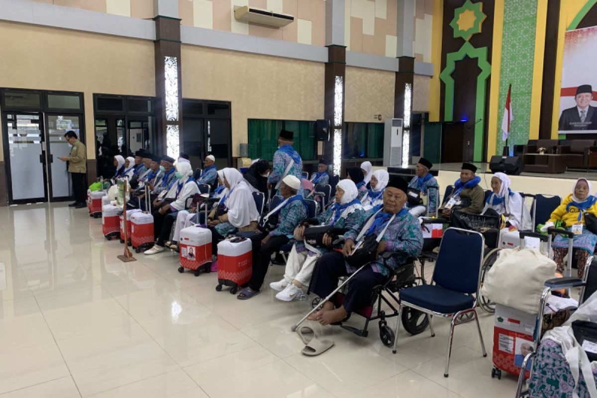 Dua calon haji Kloter 13 Embarkasi Palembang tunda keberangkatan