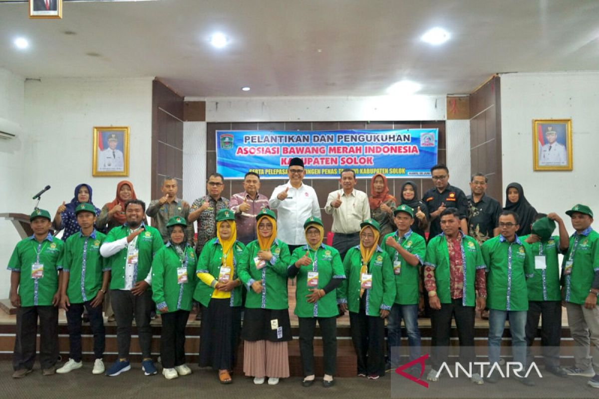 Bupati lantik pengurus Asosiasi Bawang Merah Indonesia Kabupaten Solok