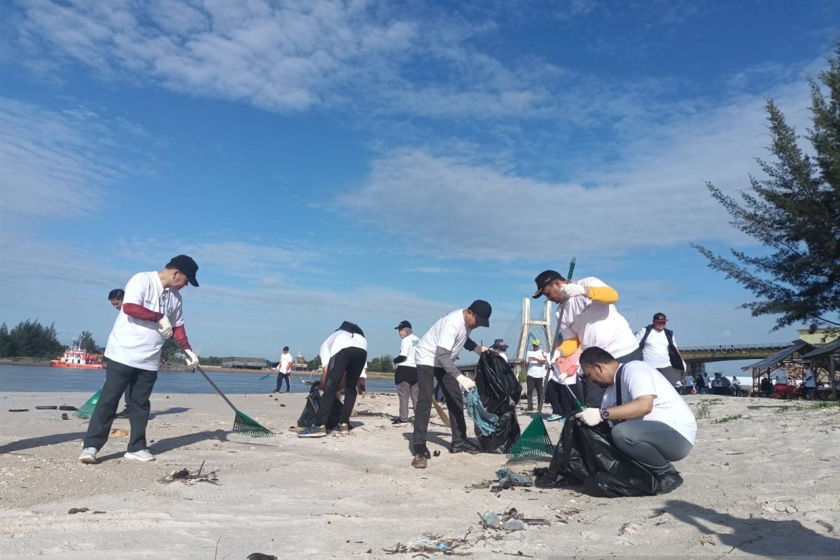 Peringati Hari Lingkungan Hidup, PLN Babel Bersih-Bersih dan Konservasi Pantai Kuala