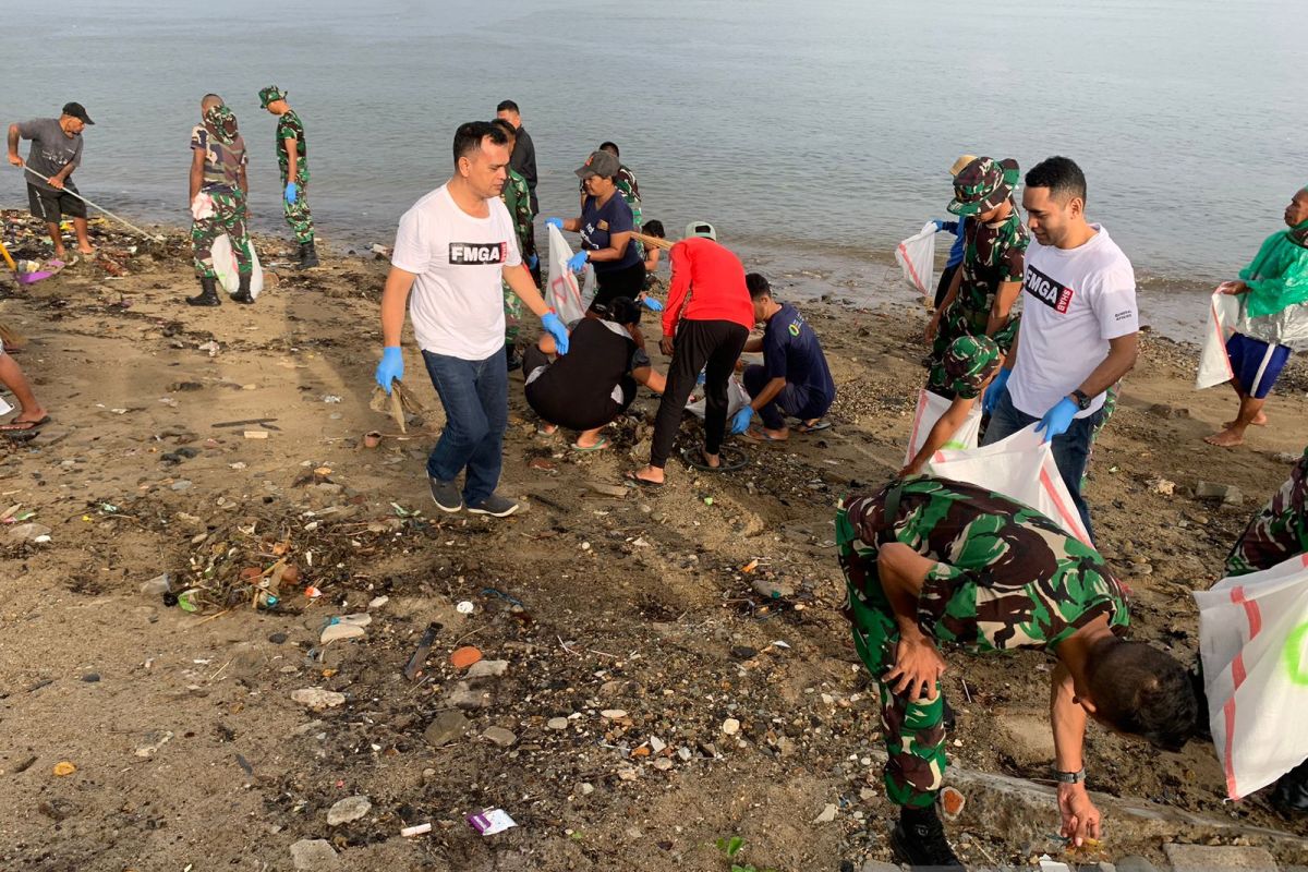 Kodam Pattimura- DLHP Maluku aksi bersih pantai di Teluk  Ambon