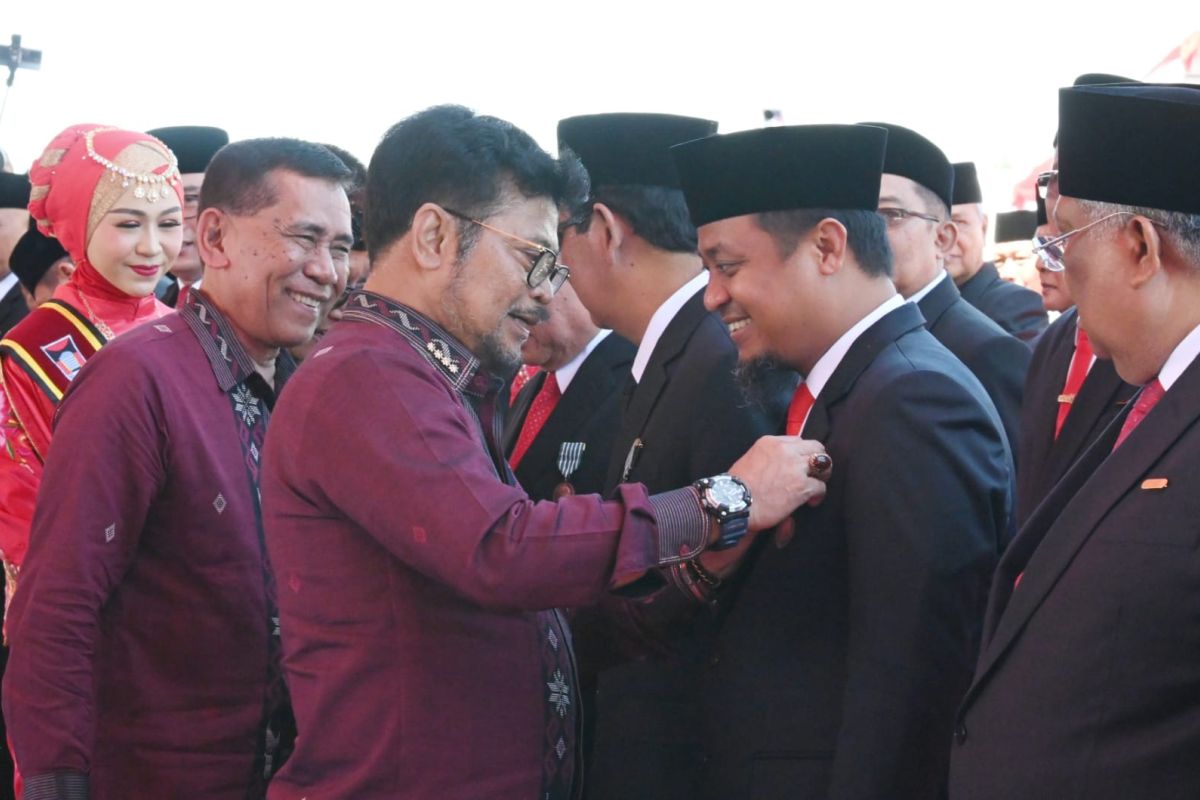Gubernur Sulsel Andi Sudirman terima Penghargaan Satyalancana Wira Karya