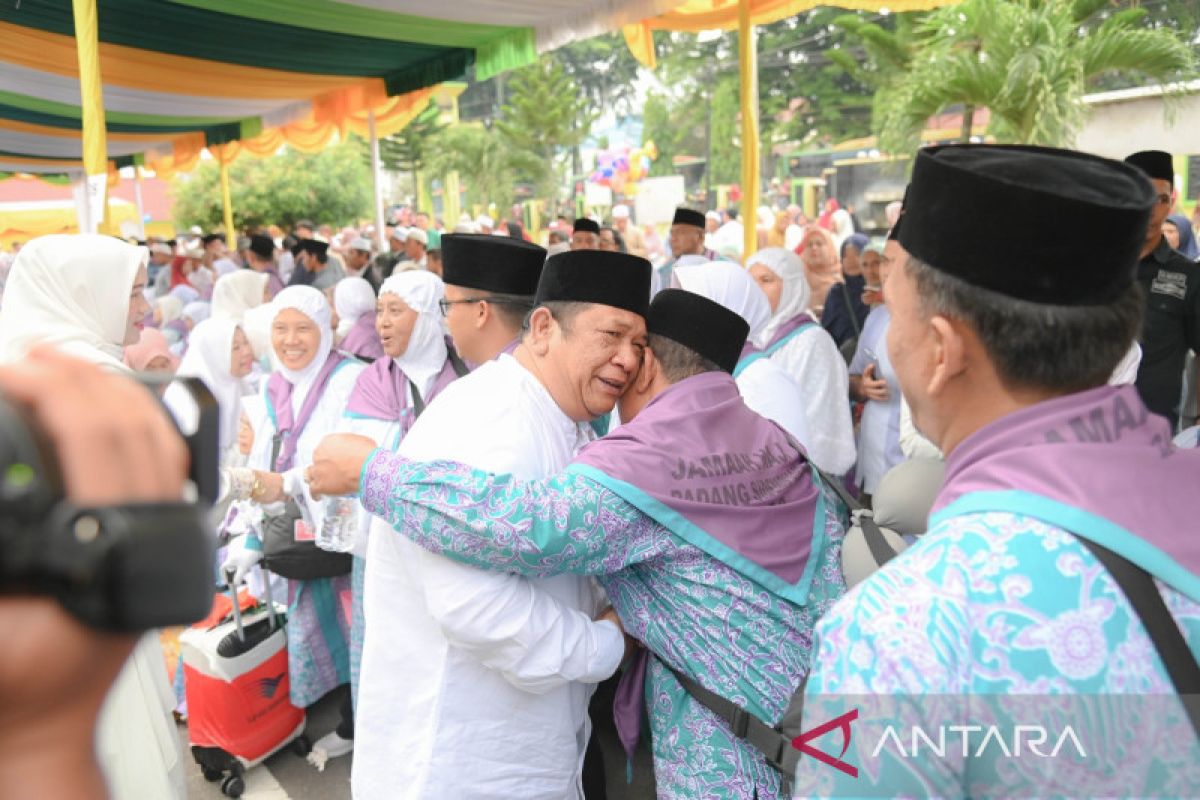 Wali Kota lepas calon haji asal Padang Sidempuan menuju Medan