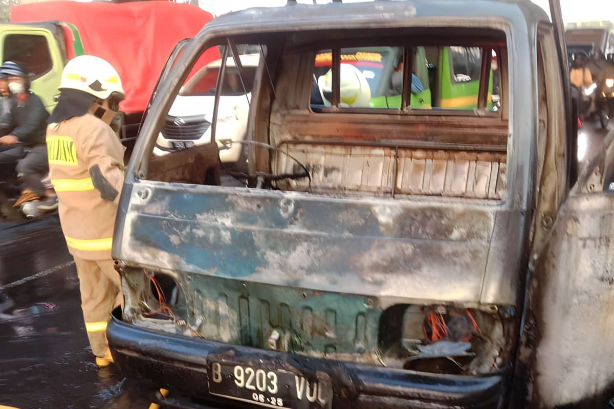 Sebuah mobil terbakar akibat arus pendek di Jakarta