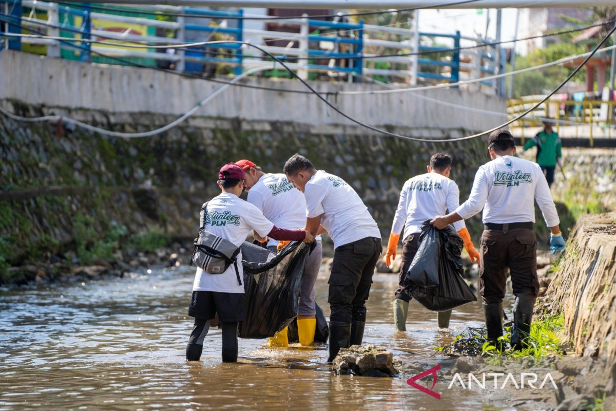Pegawai PLN bersihkan Sungai Kemuning Banjarbaru