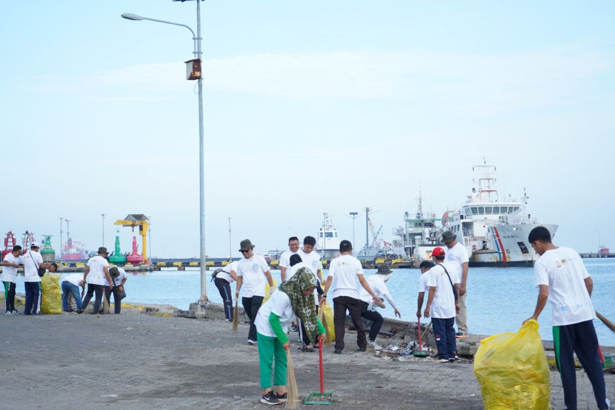 Karyawan PJM-Pelindo Regional 4 bersihkan pantai Pelabuhan Paotere
