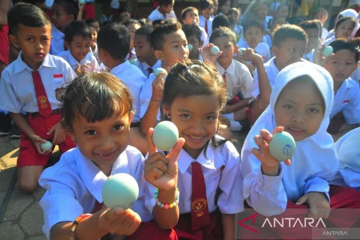 Balitbang Solok serah kan bantuan bernutrisi ke penderita stunting