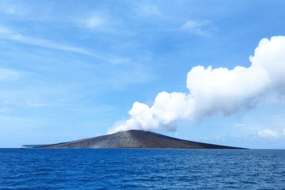 Gunung Anak Krakatau erupsi 6 kali selama Juni 2023