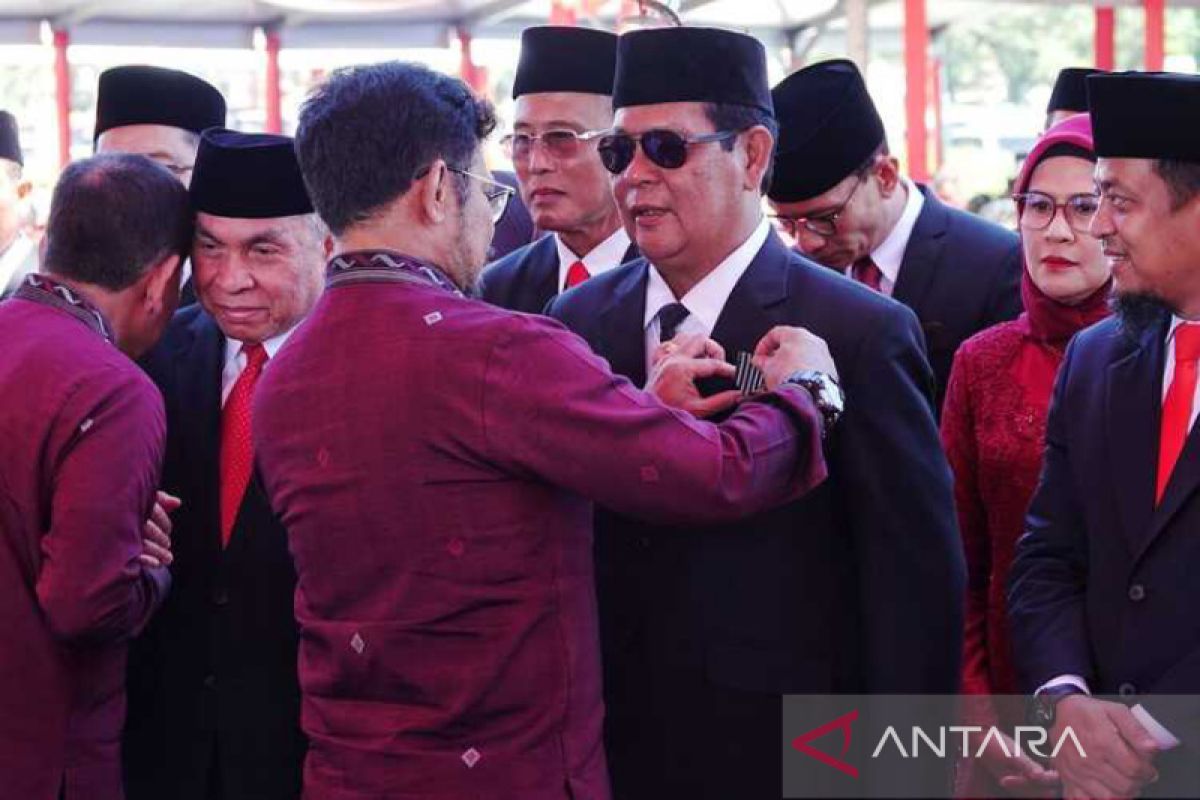 President Jokowi awards Governor of South Kalimantan for agriculture