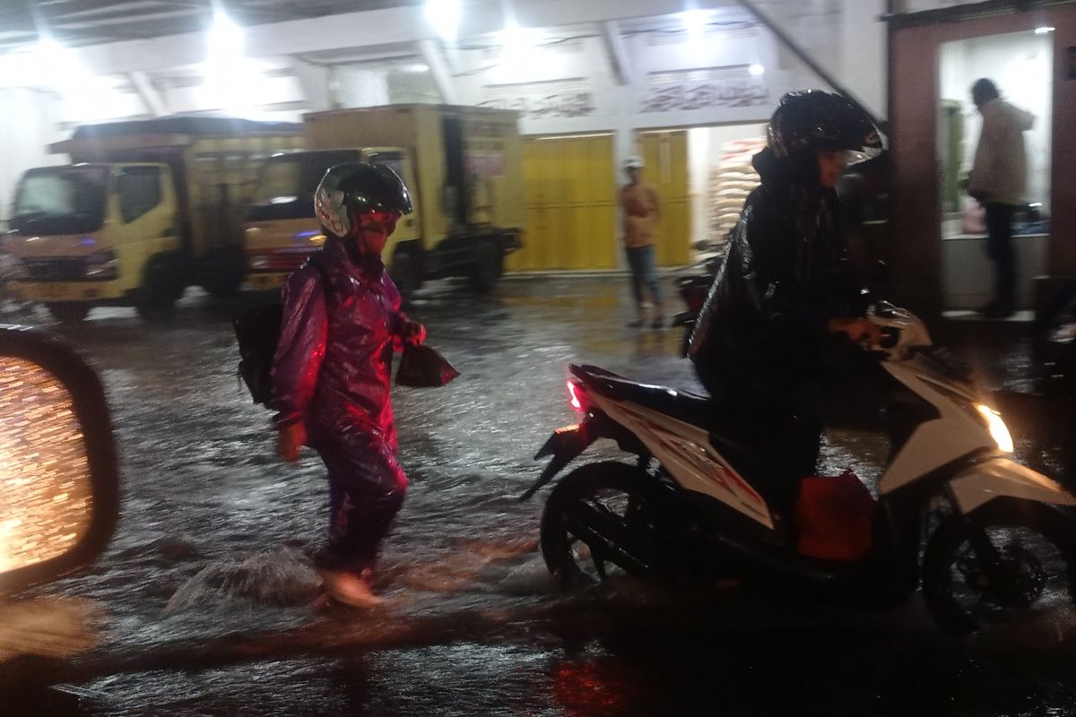 Hujan lebat akibatkan Jalan protokol di Rangkasbitung banjir