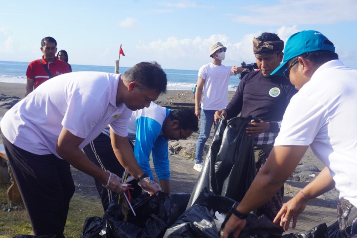 Relawan PLN kumpulkan ratusan kilogram sampah di Pantai Tangtu