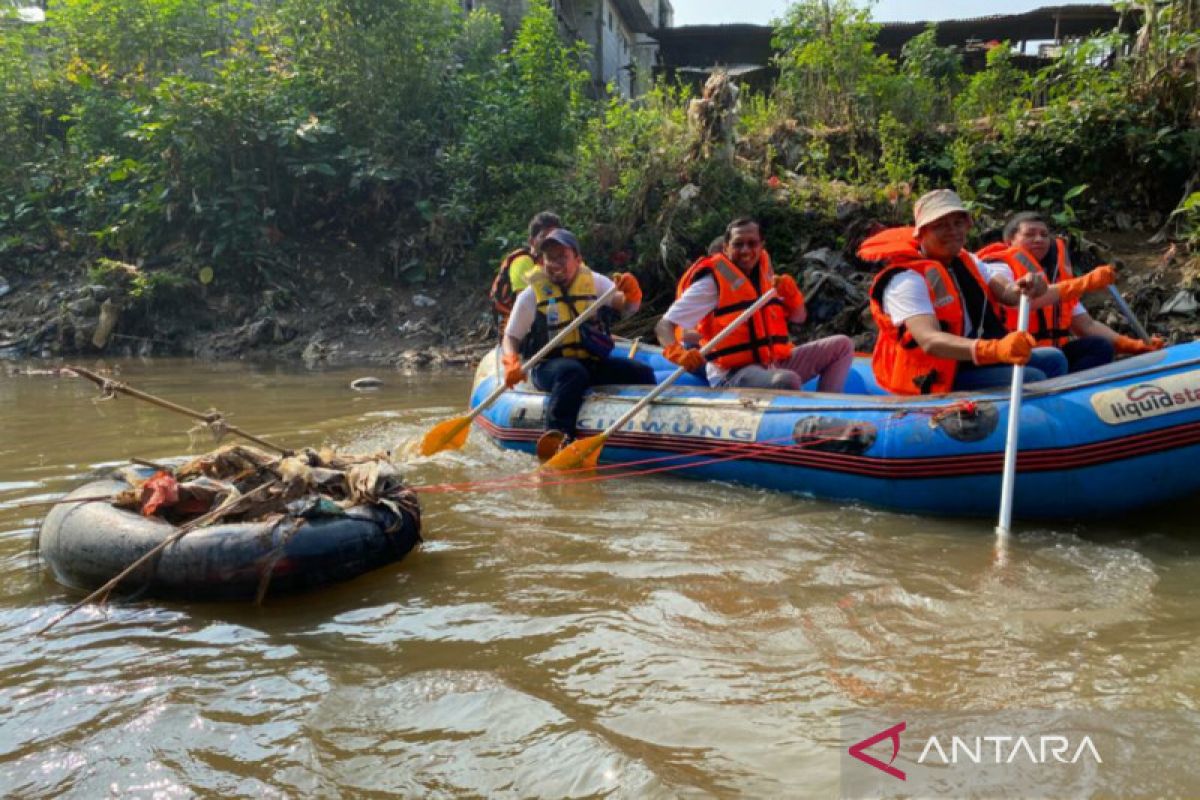 Hari Lingkungan Hidup, DKI-PLN kumpulkan 640 kg sampah dari Ciliwung