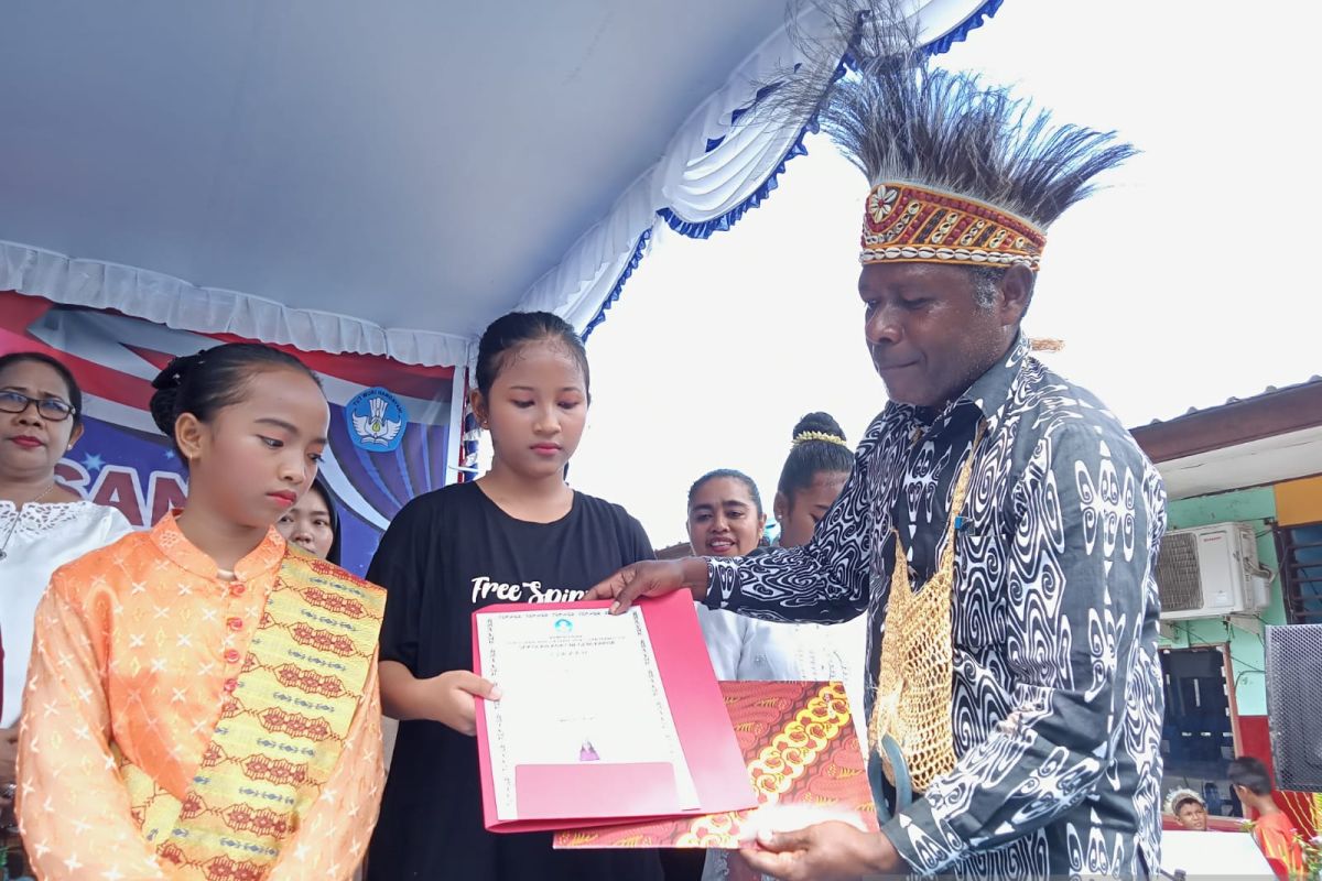 Sekolah Adat Negeri Papua meluluskan 76 siswa