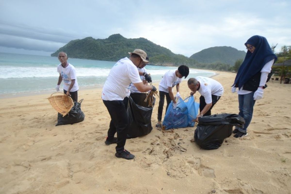 Pelindo Multi Terminal dan warga Aceh lakukan kegiatan bersih pantai