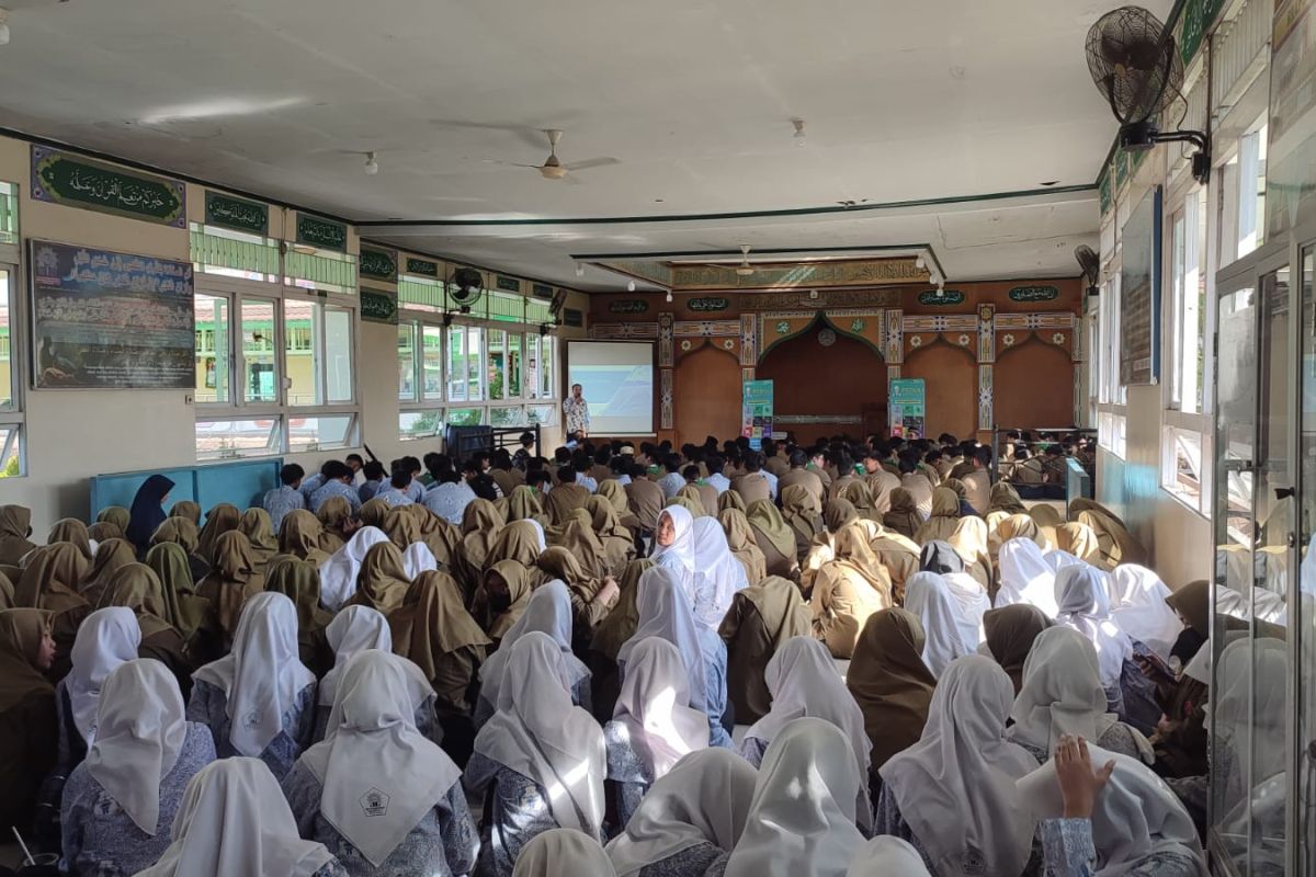 PLN sosialisasi kelistrikan di SMP Muhammadiyah 1 Pontianak