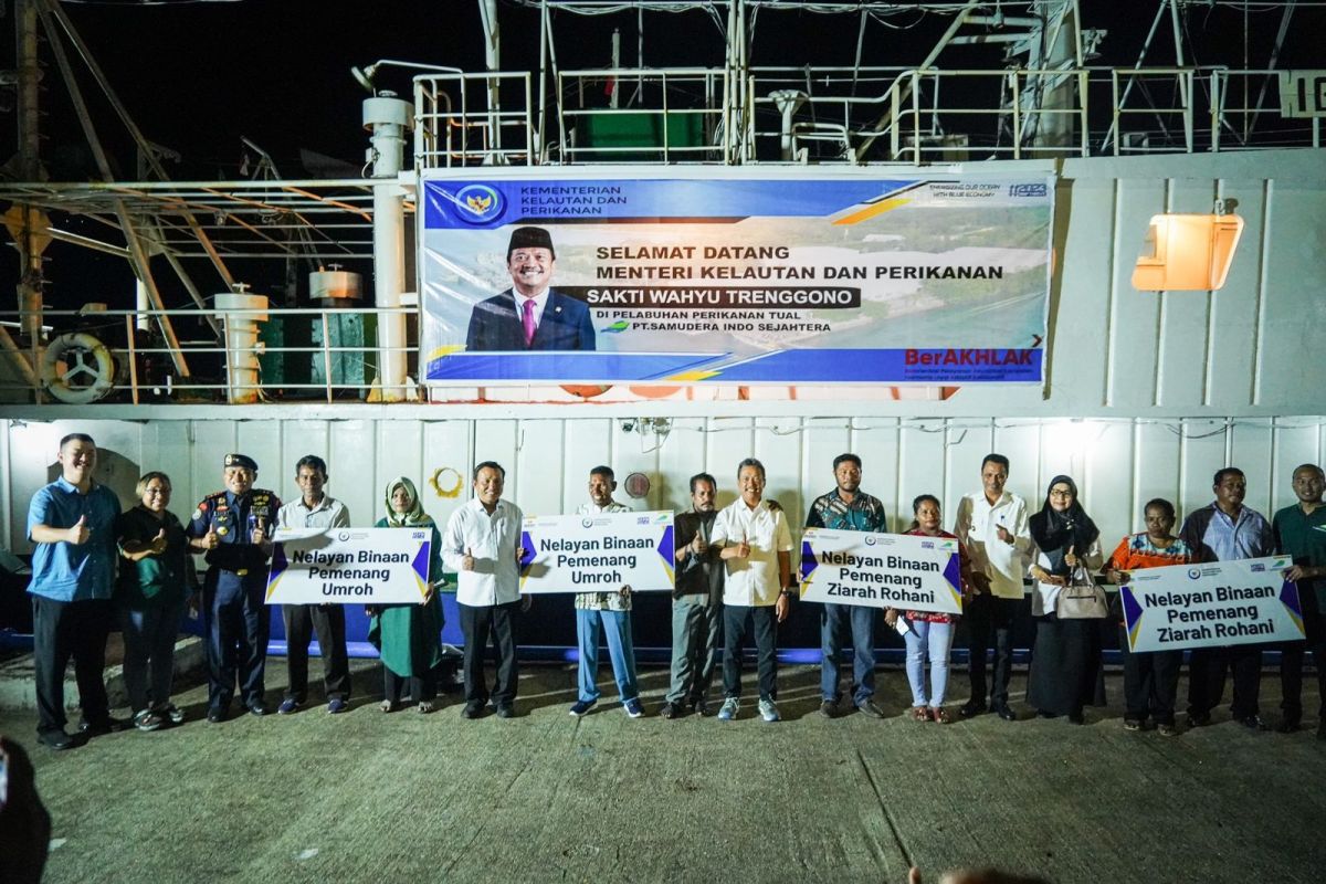 Menteri Trenggono Serahkan Bantuan Paket Ibadah ke Pasangan Nelayan di Tual
