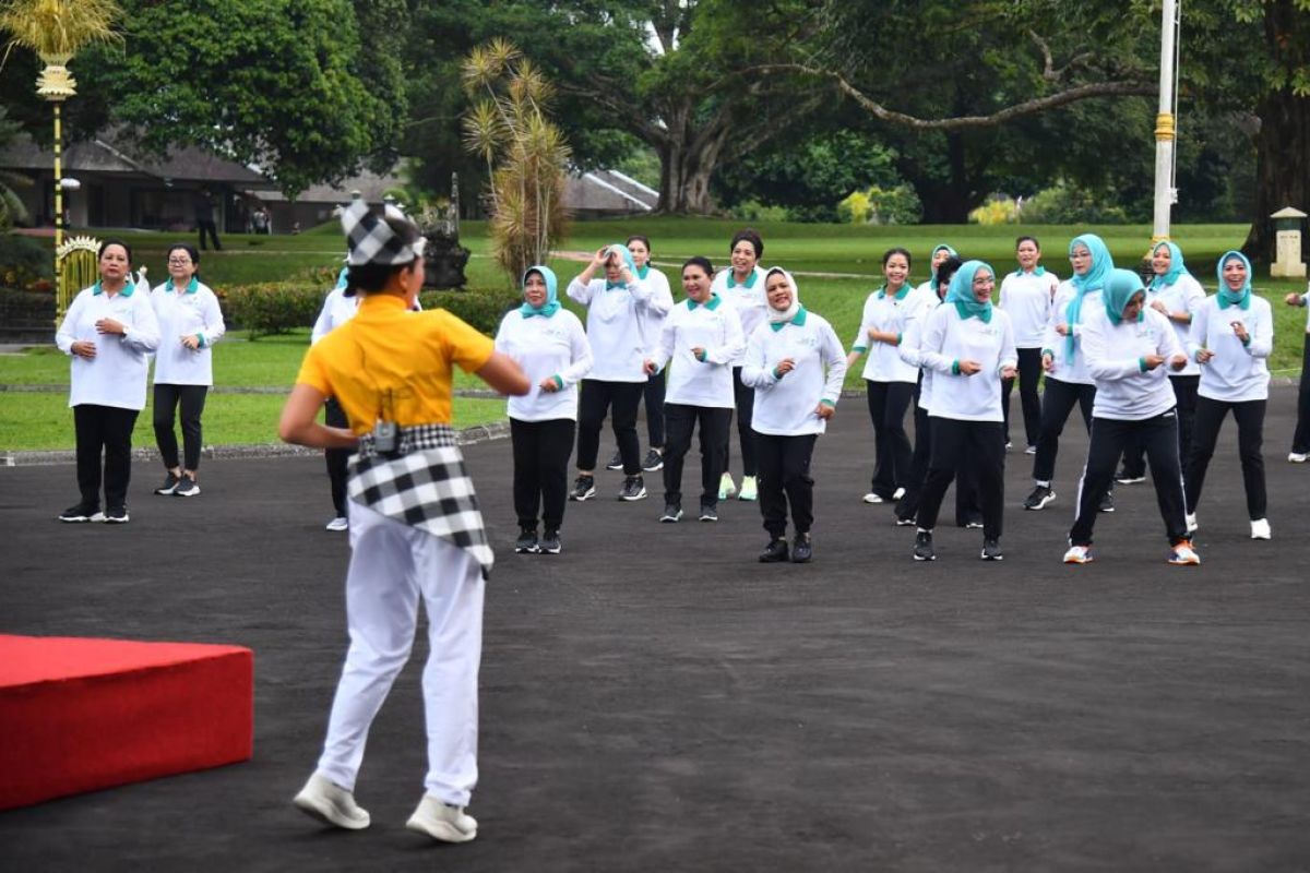 Ibu Negara minggu pagi senam di Istana Tampaksiring