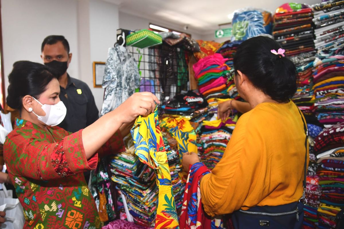 Ibu Negara Iriana Jokowi borong produk lokal di Pasar Sukawati