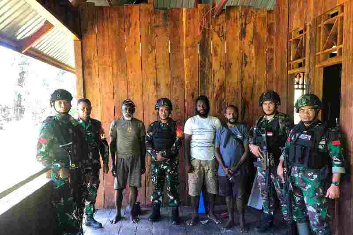 Satgas Yonif 200/BN kunjungi warga Nalau di Yalimo Papua Pegunungan