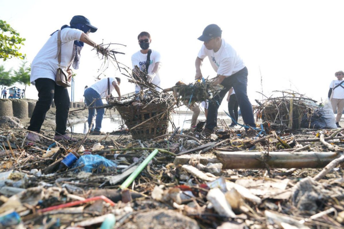 Pelindo kumpulkan 1,7 ton sampah saat aksi bersih pantai Semarang