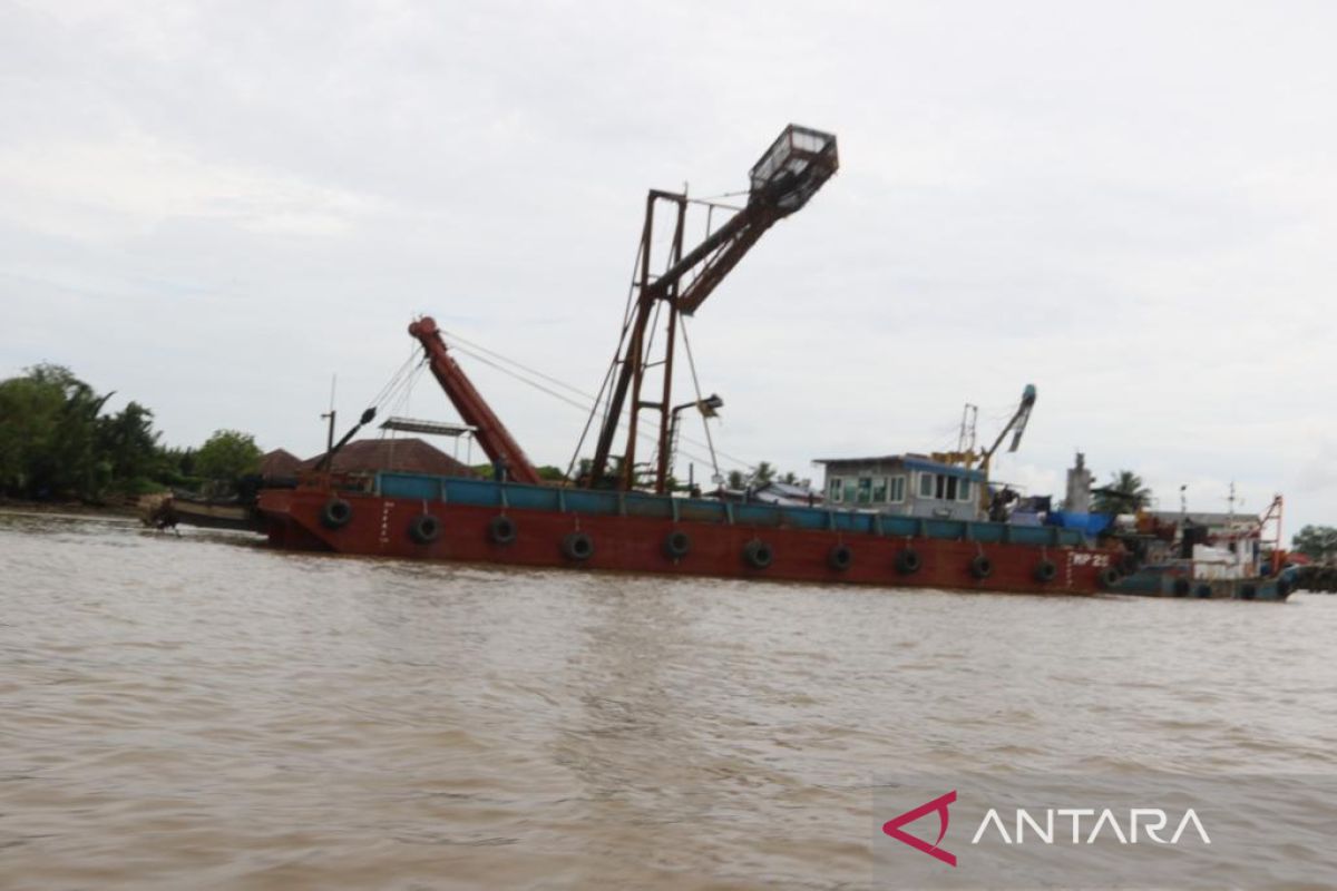 KKP hentikan sementara pengerukan muara sungai di Lampung