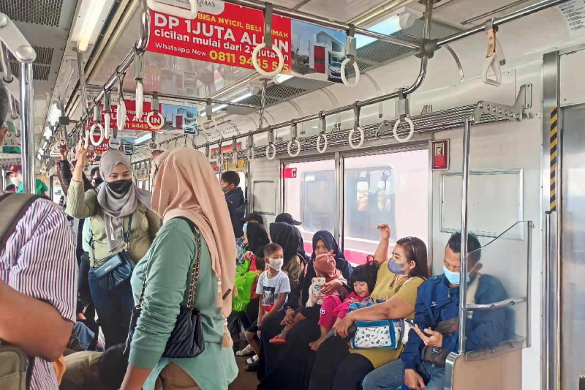 KCI masih wajibkan penumpang KRL memakai masker selama perjalanan
