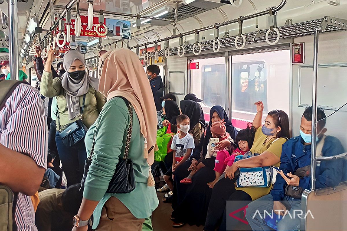 Penumpang KRL masih diwajibkan memakai masker selama perjalanan