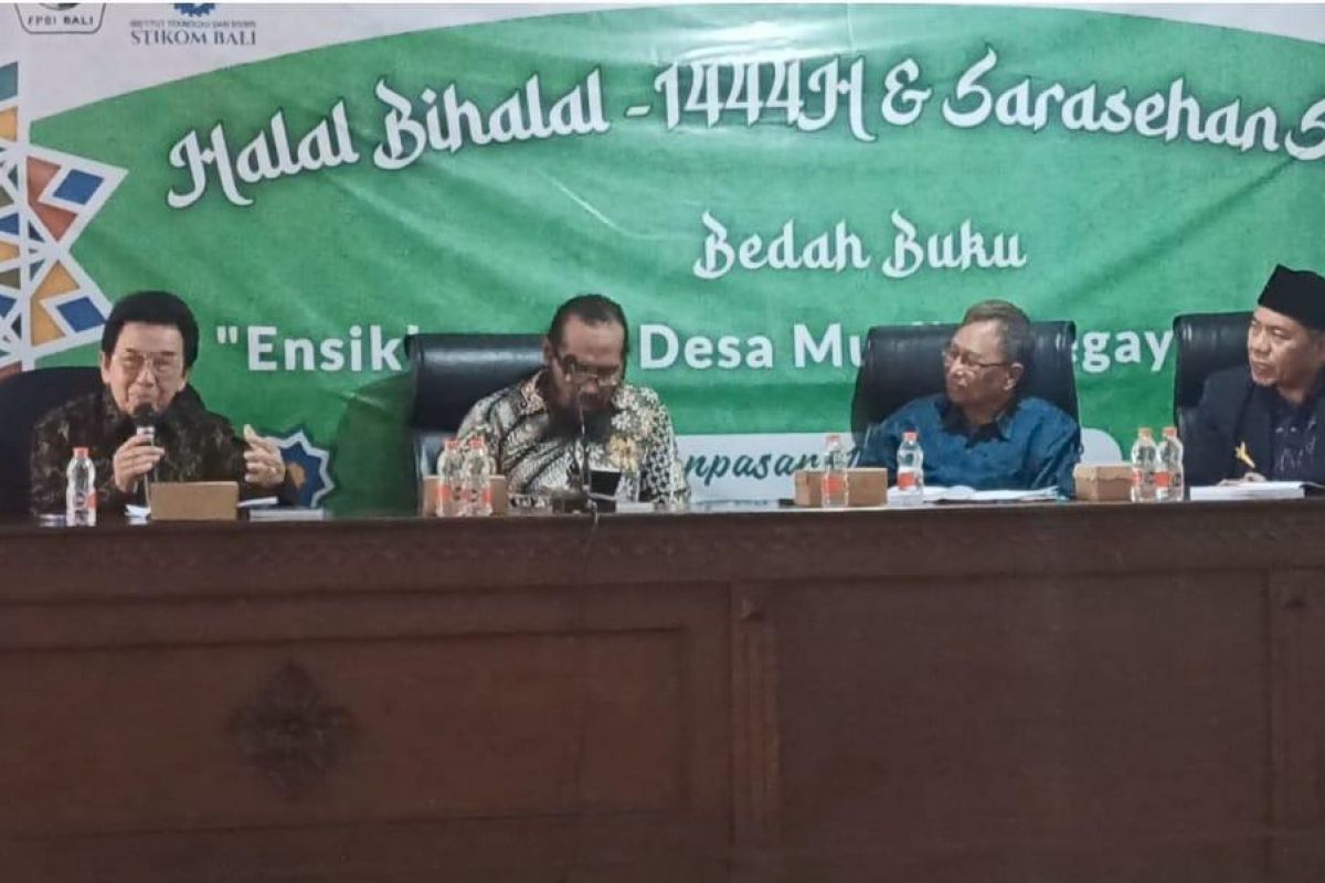 Dua guru besar membedah buku Ensiklopedia Desa Muslim Pegayaman Bali